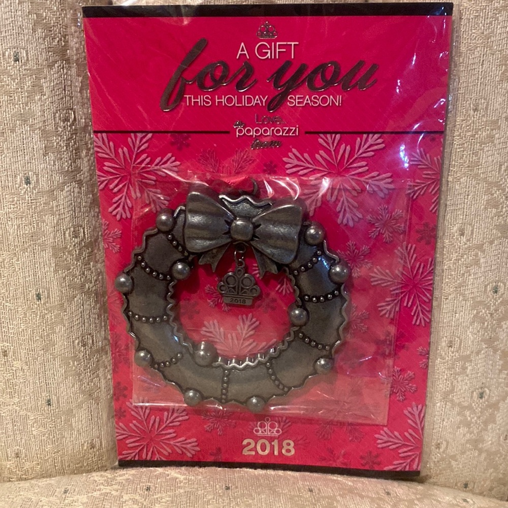 Wreath ornaments- silver ( palm size)